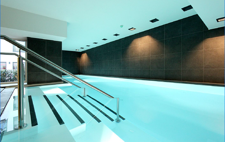Pool im Wellnessbereich