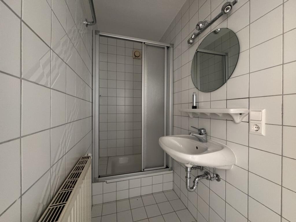 Frisch renovierte Wohnung mit 2,5-Zimmer im DG in der Innenstadt - Photo 2