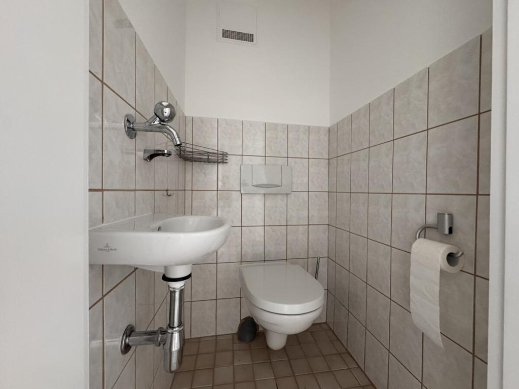 Frisch renovierte Wohnung mit 2,5-Zimmer im DG in der Innenstadt - Photo 3