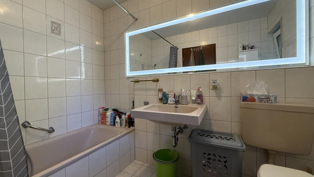 nett 2-Zimmer-Wohnung mit Balkon und Stellplatz ab 01.12. frei - Photo 5