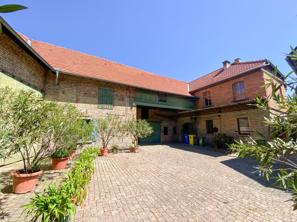 Innenhof mit Nebengebäuden