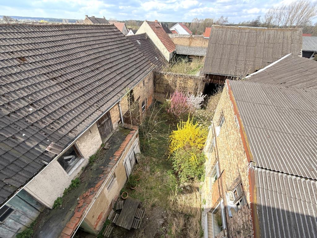 Innenhof mit Zugang zu den Nebengebäuden und der Scheune