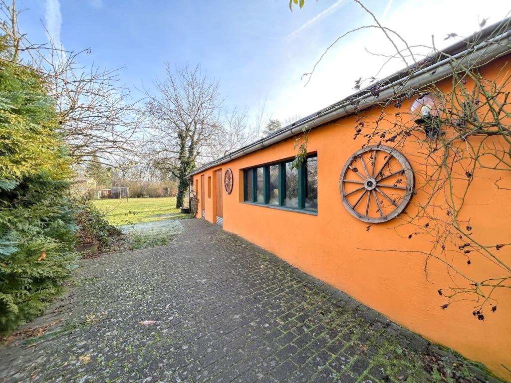 Nebengebäude mit Werkstatt und Abstellräumen
