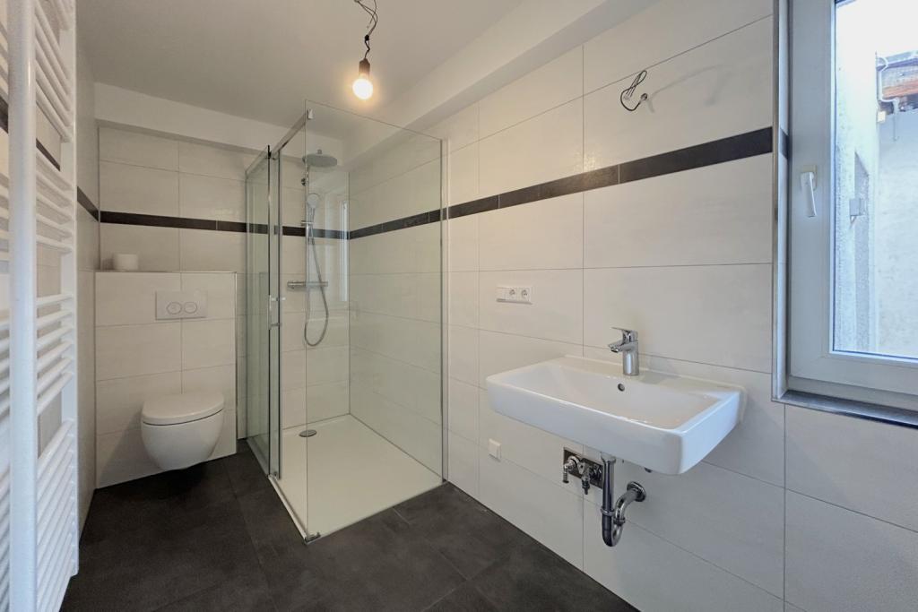 modernes Badezimmer mit ebenerdiger Dusche
