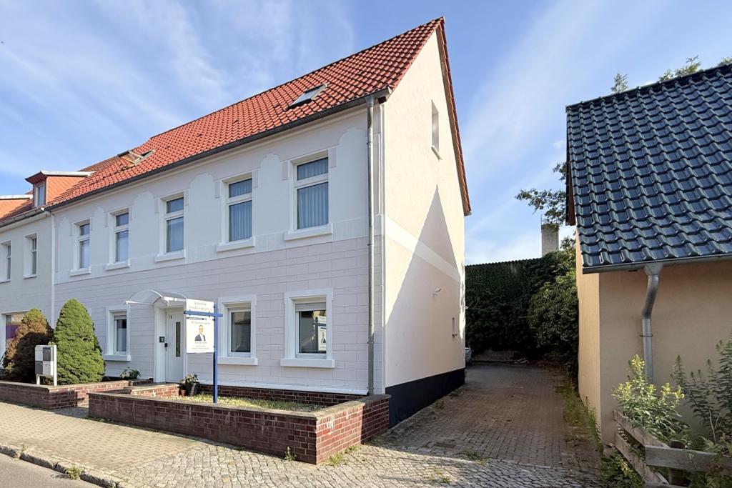 gepflasterte zufahrt zum Innenhof