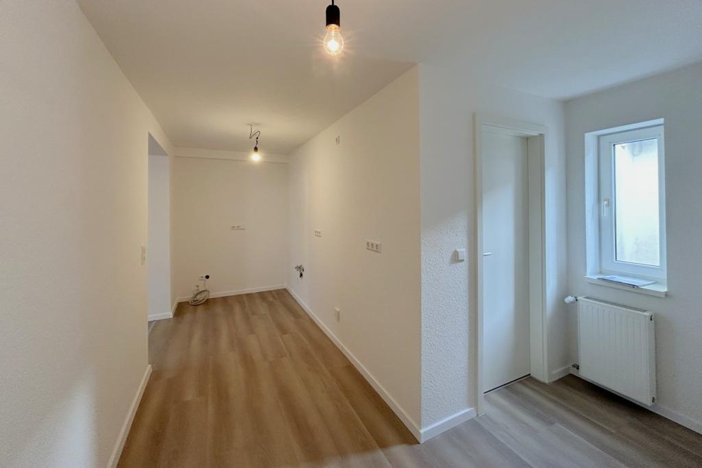 offene Küche mit angrenzendem Badezimmer