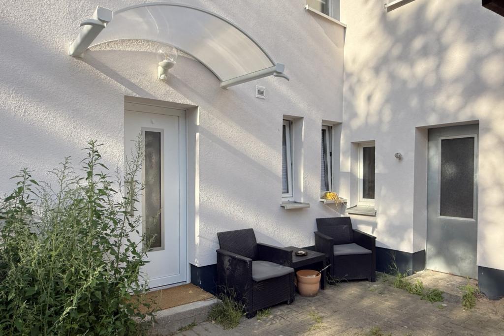 separater Wohnungseingang im Innenhof