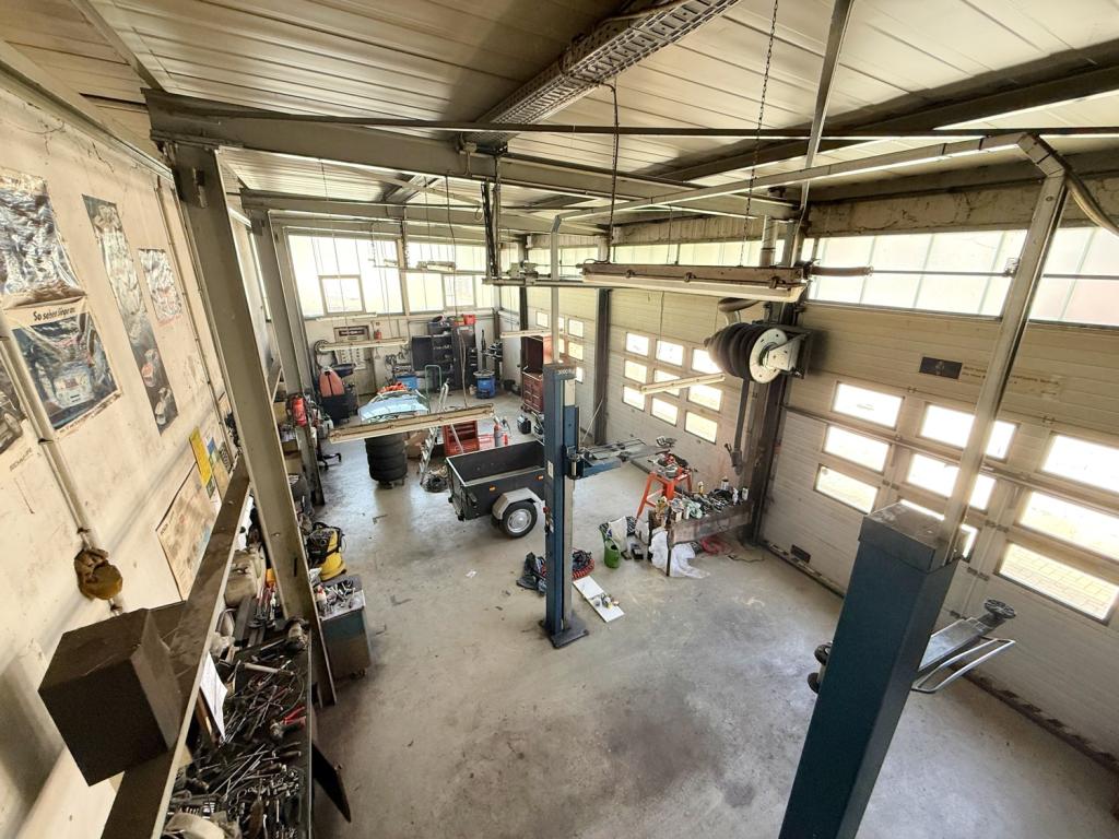 große Werkstatt mit 3 breiten Toren