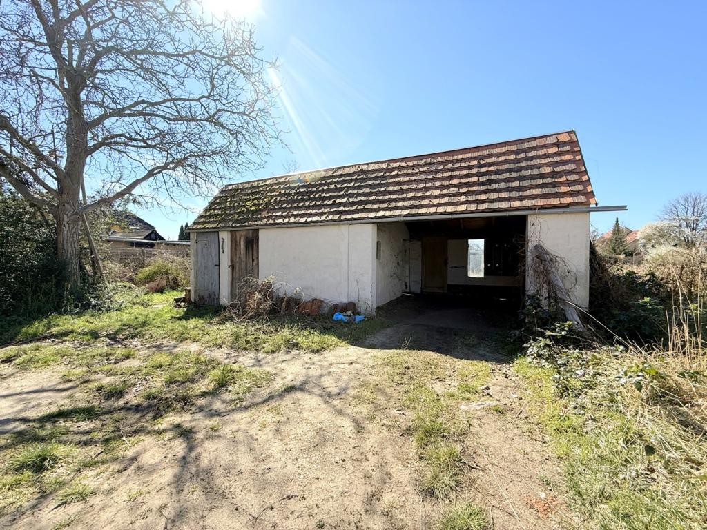 Nebengebäude mit Garage, Werkstatt und Schuppen