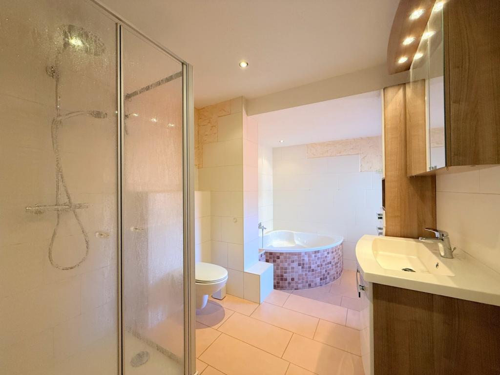 Badezimmer mit Badewanne und Dusche