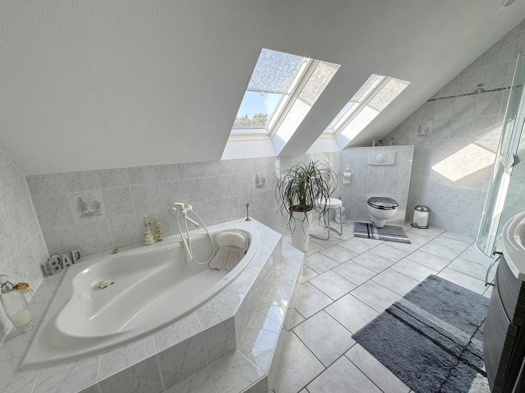 große Badezimmer mit Badewanne und Dusche 