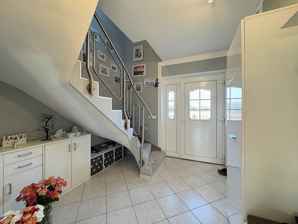 Eingangsbereich mit massiver Treppe