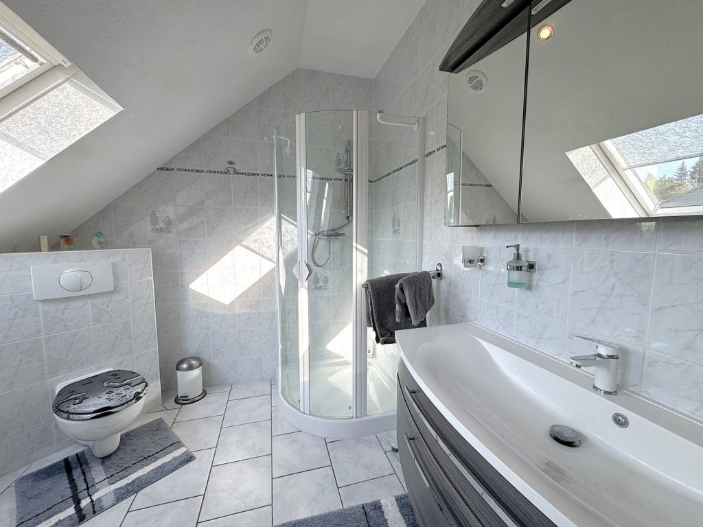 helles Badezimmer im Dachgeschoss
