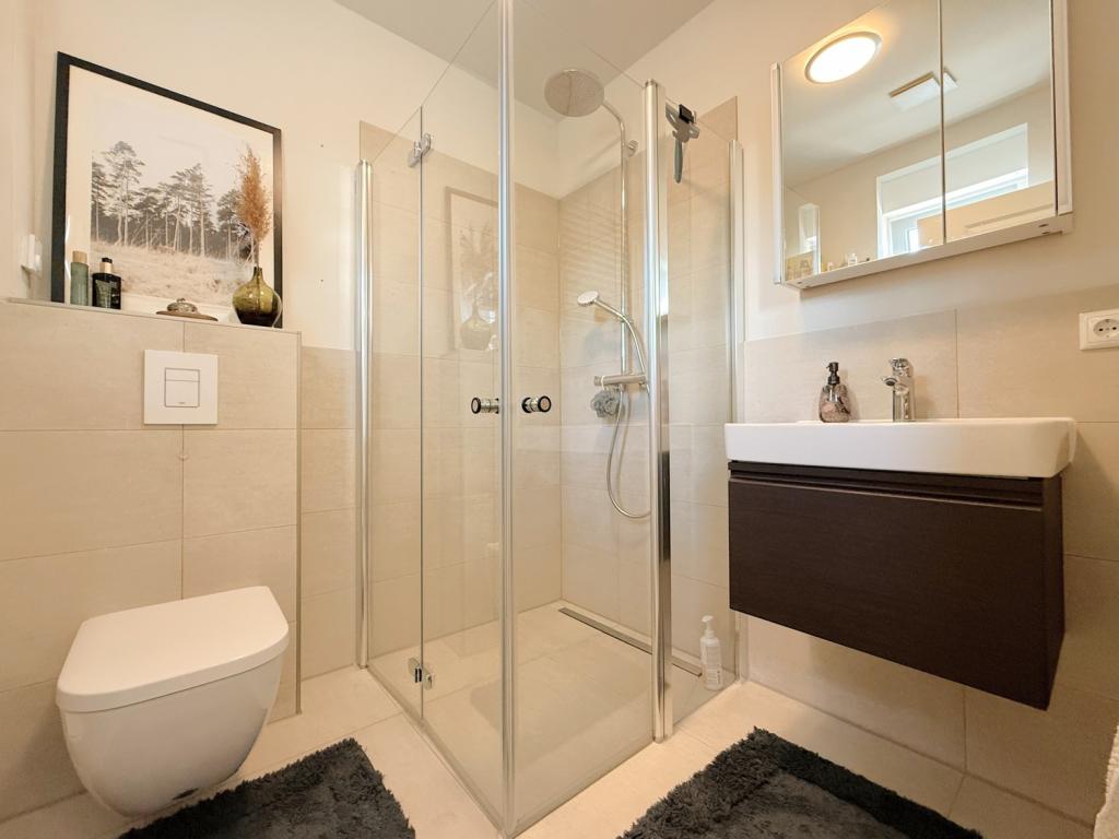 Badezimmer mir ebenerdiger Dusche