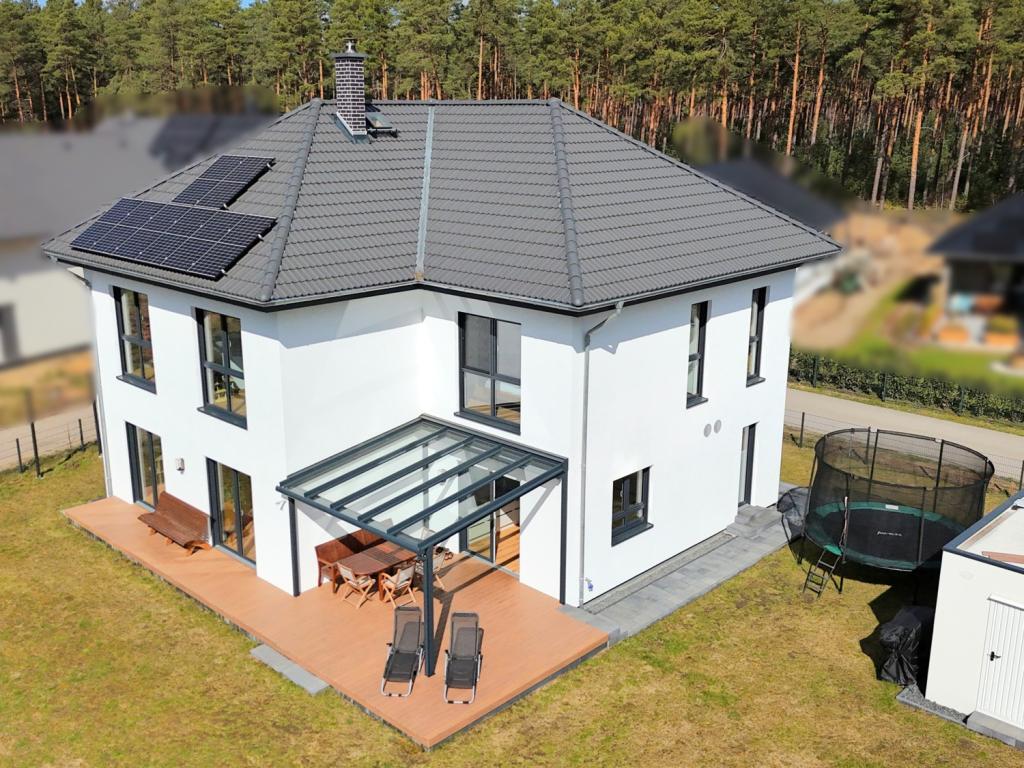 neuwertiges Zuhause mit gepflegtem Grundstück und PV-Anlage