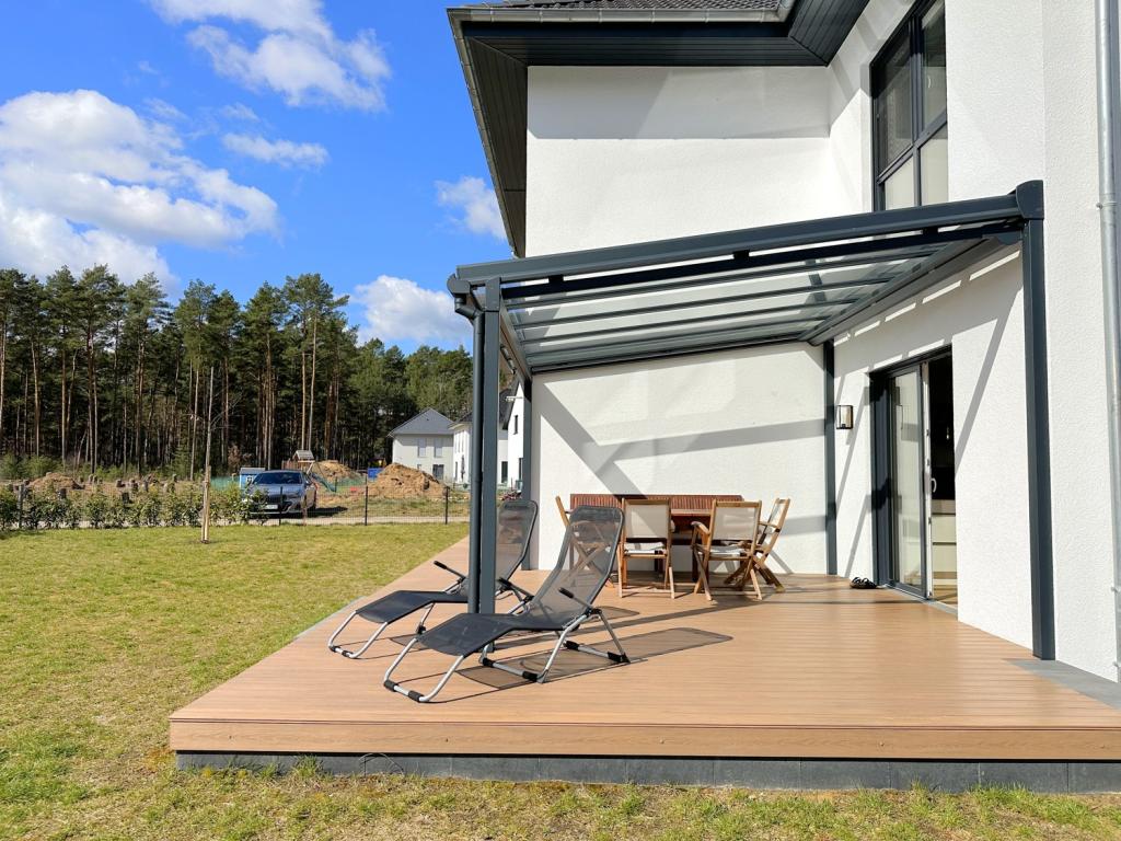 überdachte Terrasse mit Blick in den Garten