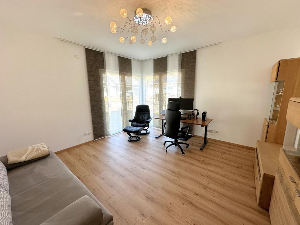 geräumiges Arbeitszimmer