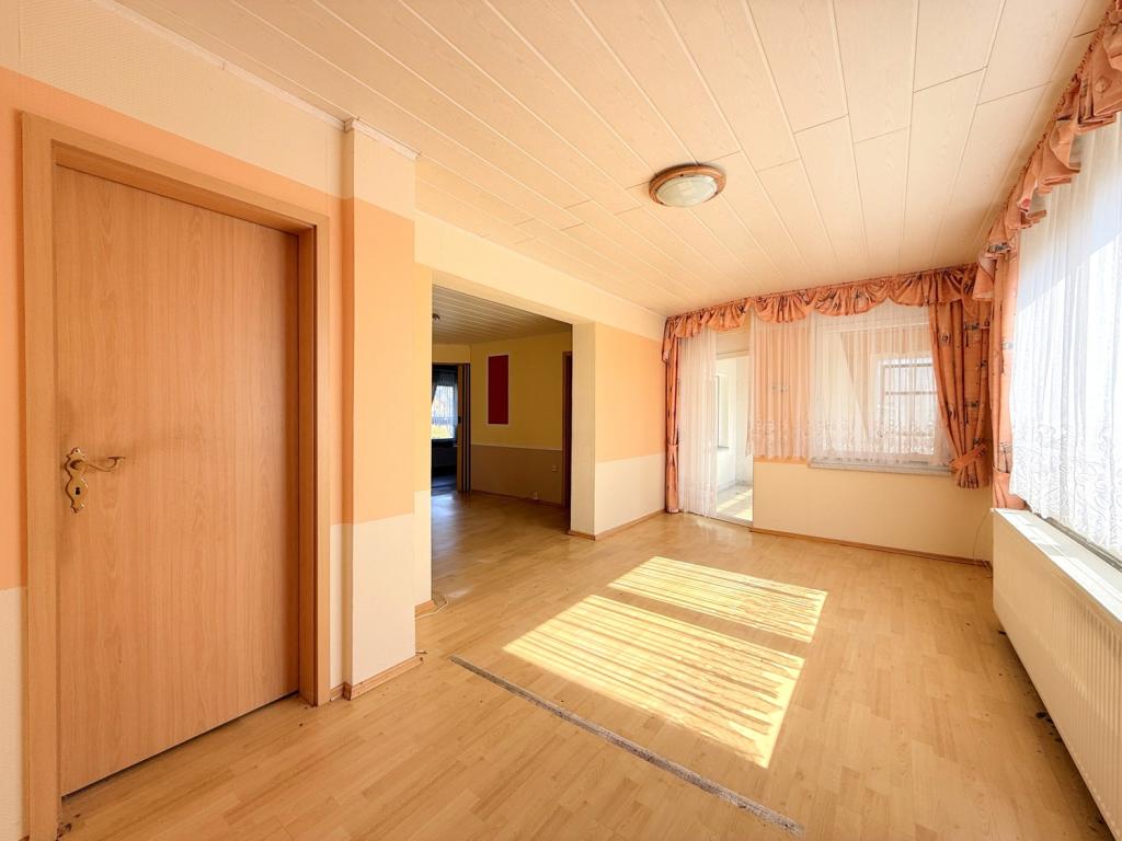 Wohn- und Esszimmer mit angrenzender Terrasse