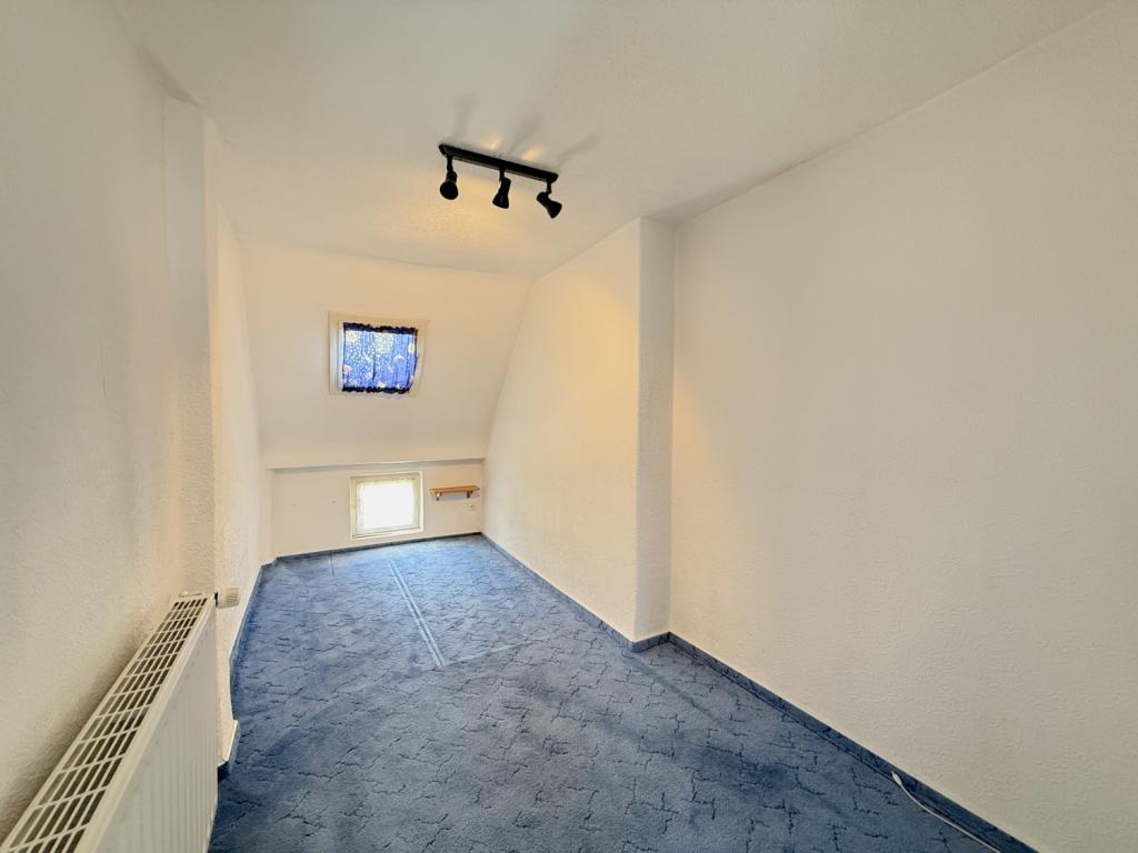 Ankleidezimmer neben dem Schlafzimmer