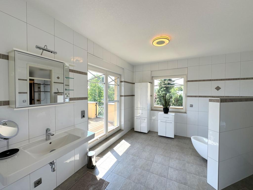großzügiges Badezimmer mit Balkon