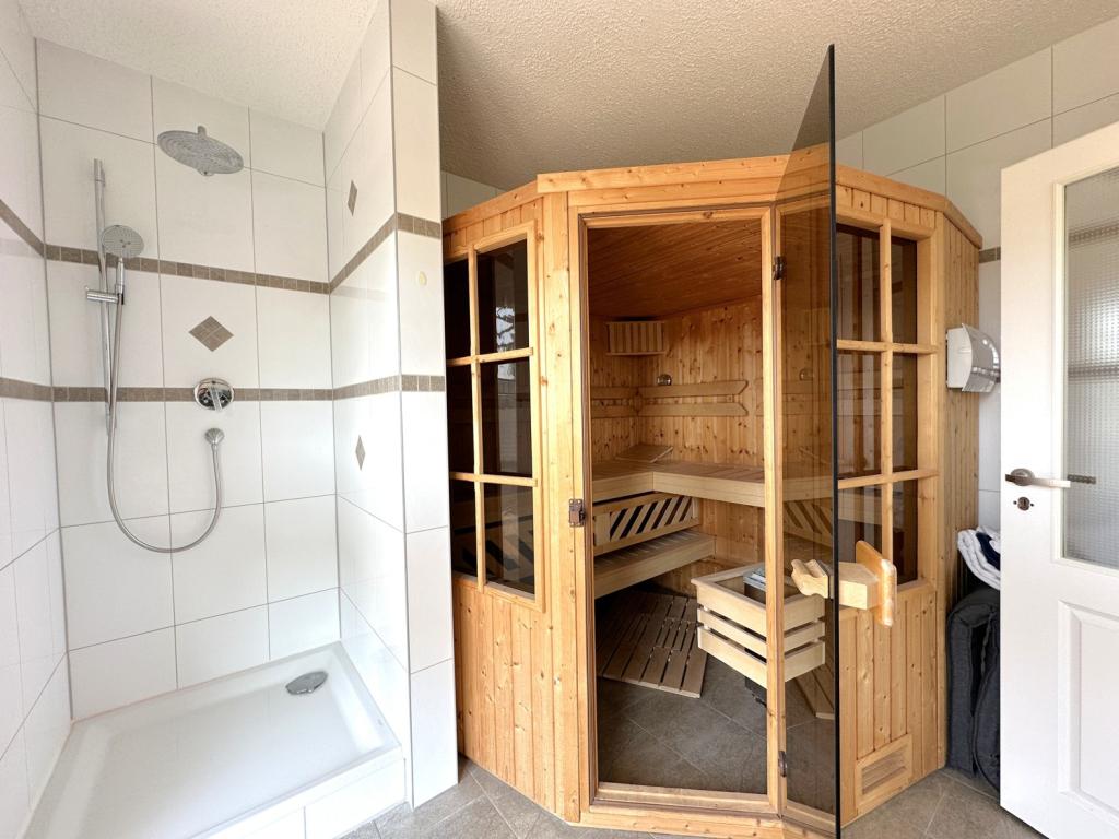 entspannte Sauna mit angrenzender Dusche