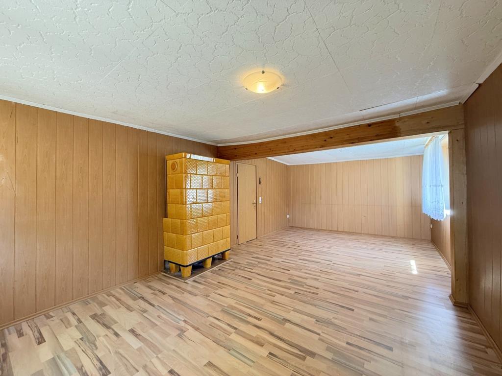 geräumiges Schlafzimmer mit Kachelofen