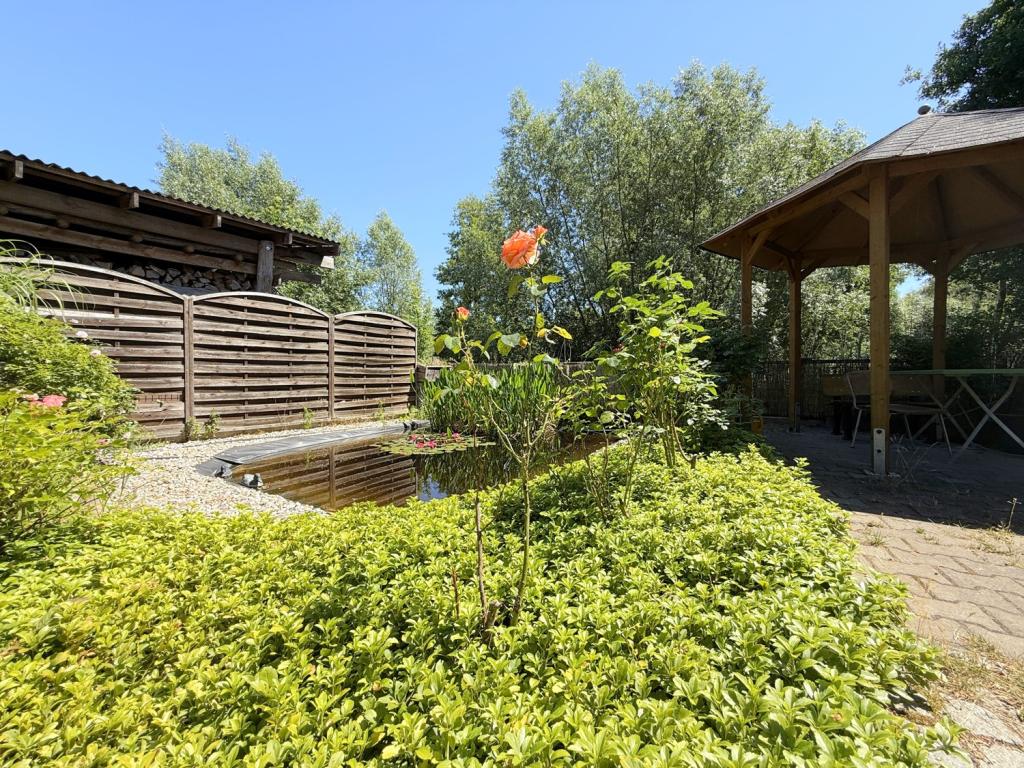 traumhafter Teich mit Pavillon und Sitzecke