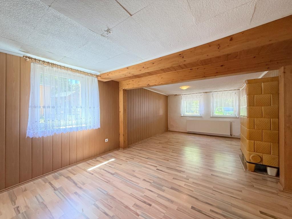 geräumiges Schlafzimmer mit Kachelofen