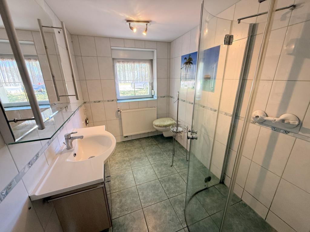 Badezimmer mit ebenerdiger Dusche