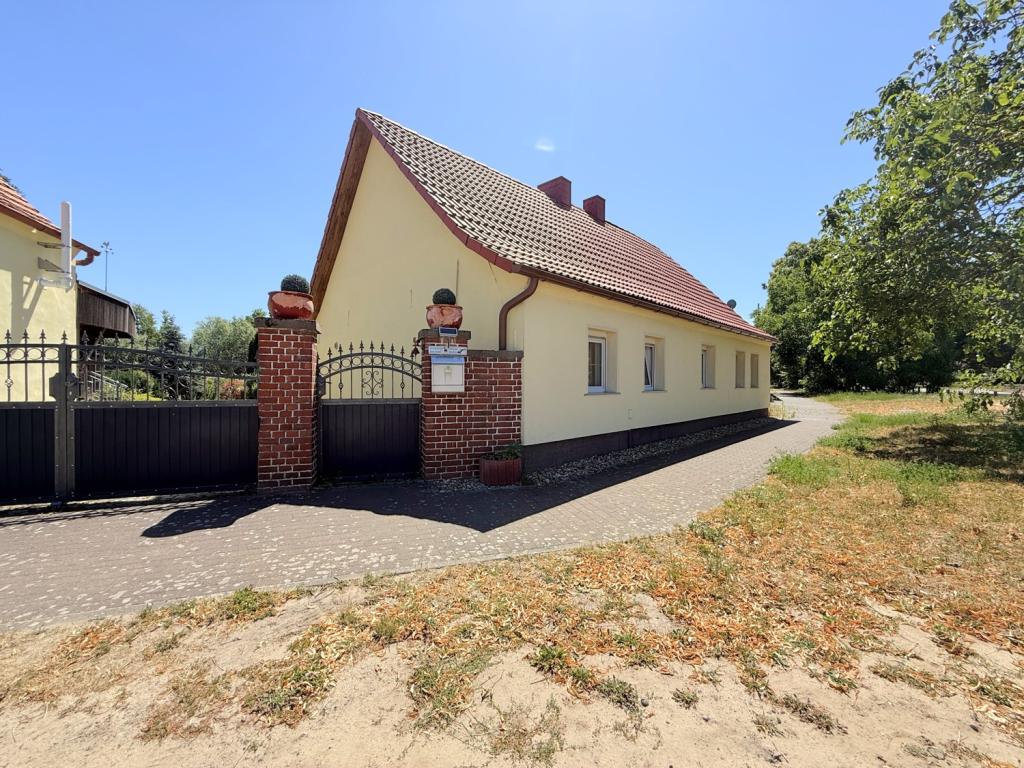 gepflasterter Gehweg entlang des Hauses