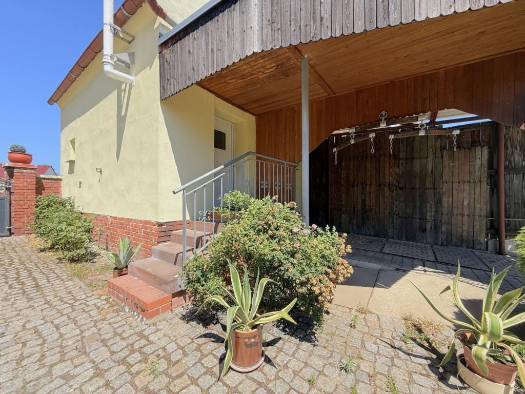 Hauseingang vom Gästehaus mit Vordach und Carport