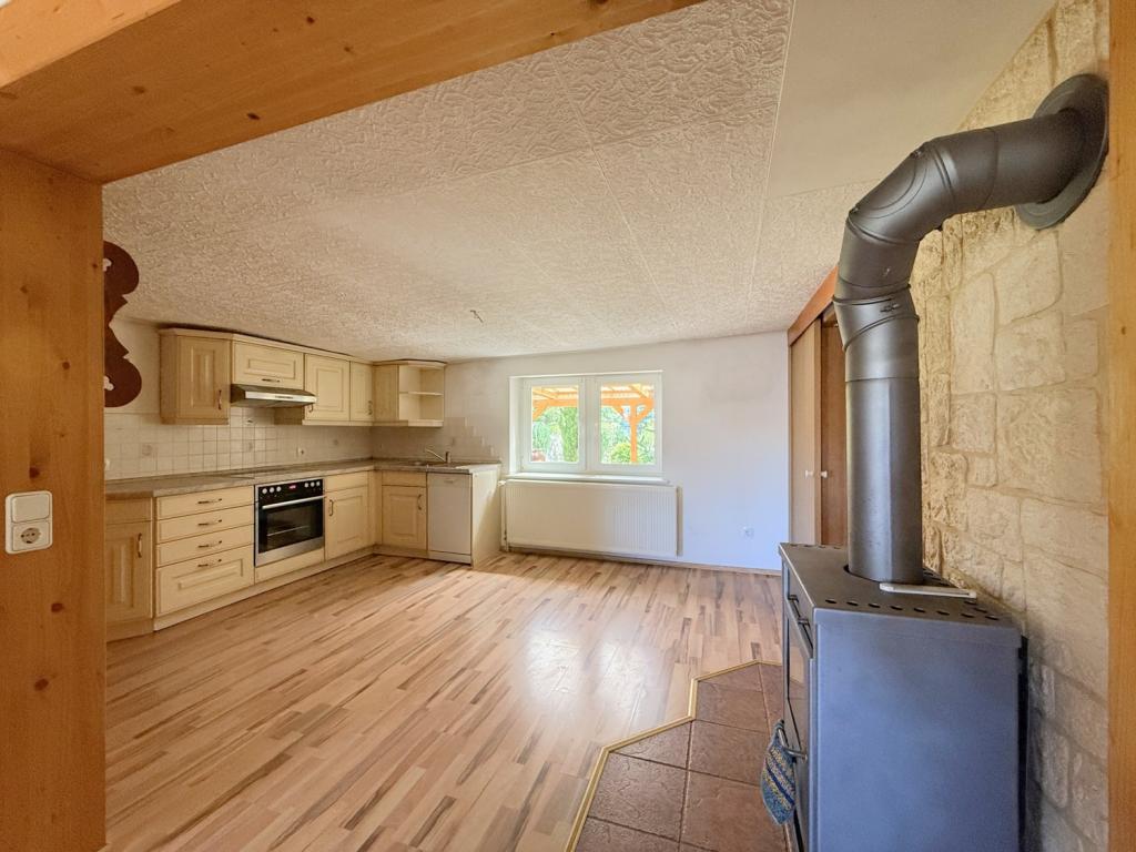 offene Einbauküche mit Kamin