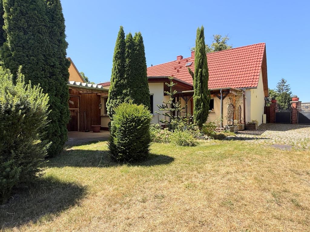 Nebengebäude mit Garage, Werkstatt, Lagerraum und Schleppdach