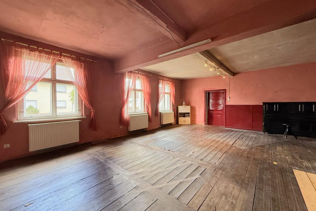 großer Wohnbereich mit Kamin im Erdgeschoss