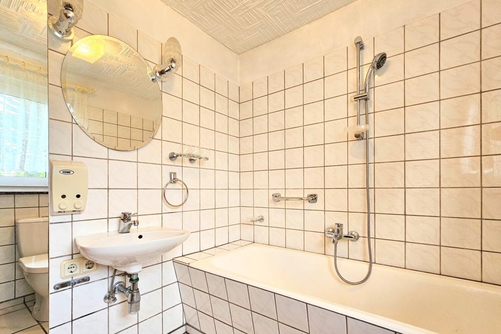 helles Badezimmer mit Badewanne