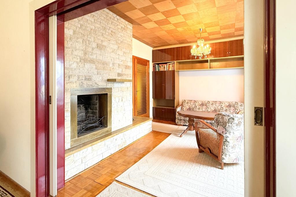  Wohnzimmer mit stilvollem Kamin