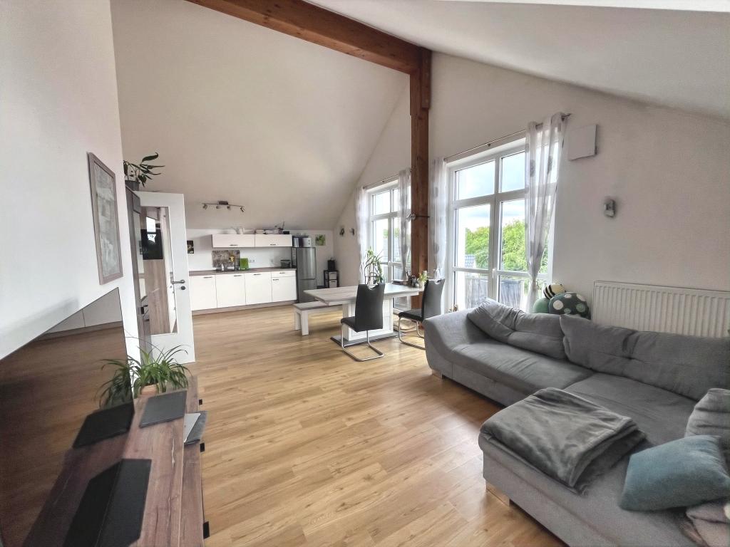Zur Miete: moderne 2-Zimmer-Dachgeschosswohnung in Sünching - Foto 1