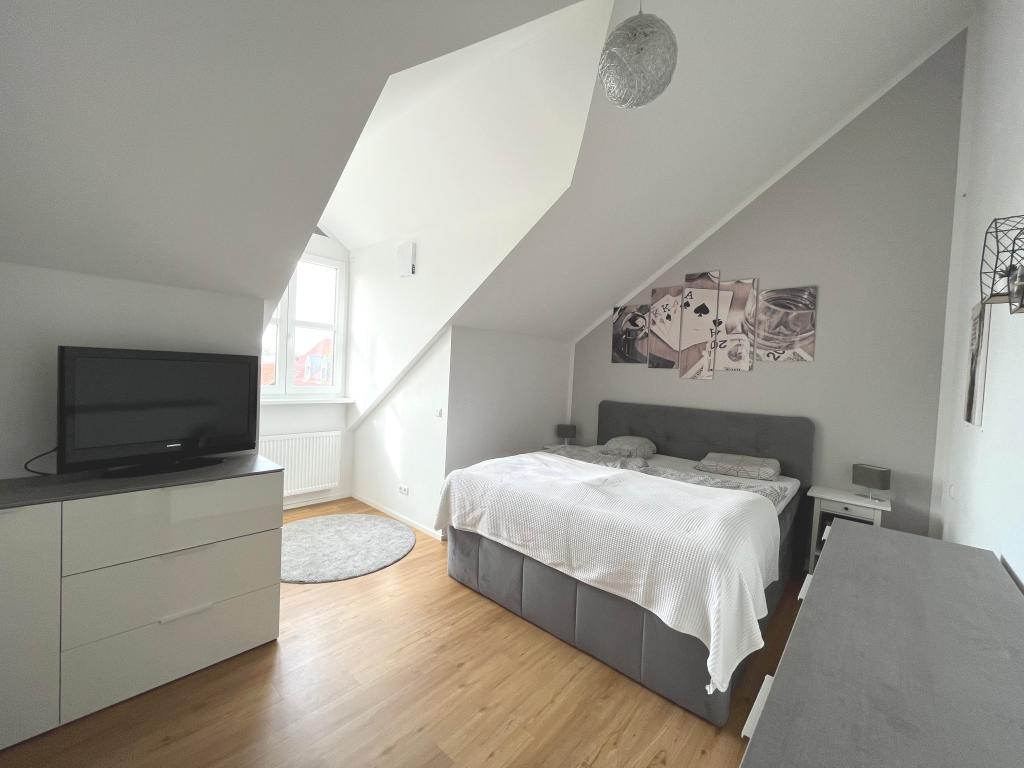 Zur Miete: moderne 2-Zimmer-Dachgeschosswohnung in Sünching - Foto 3
