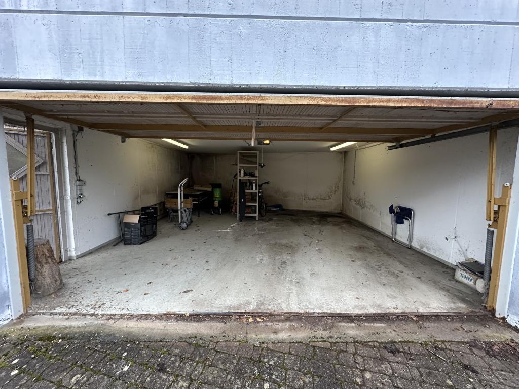 Doppelgarage direkt neben Haus