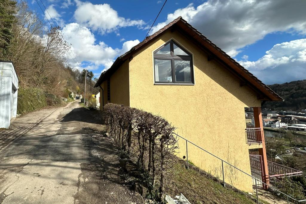 Wohnhaus mit Doppelgarage