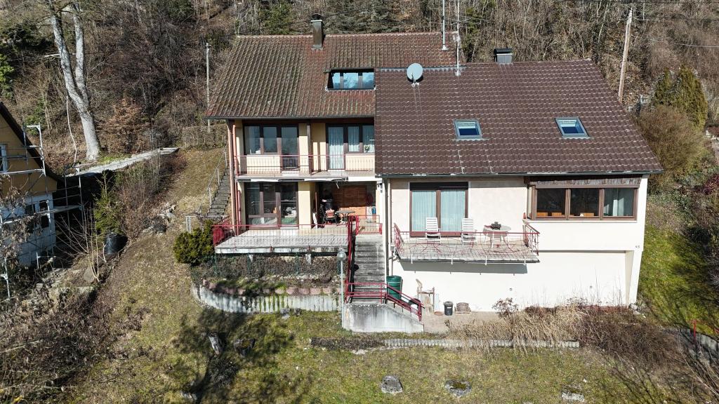 Immobilie in Horb am Neckar - Sehr solides Wohnhaus mit großer Doppelgarage -  KEINE Erschließungskosten für Käufer !!! - Bild 2