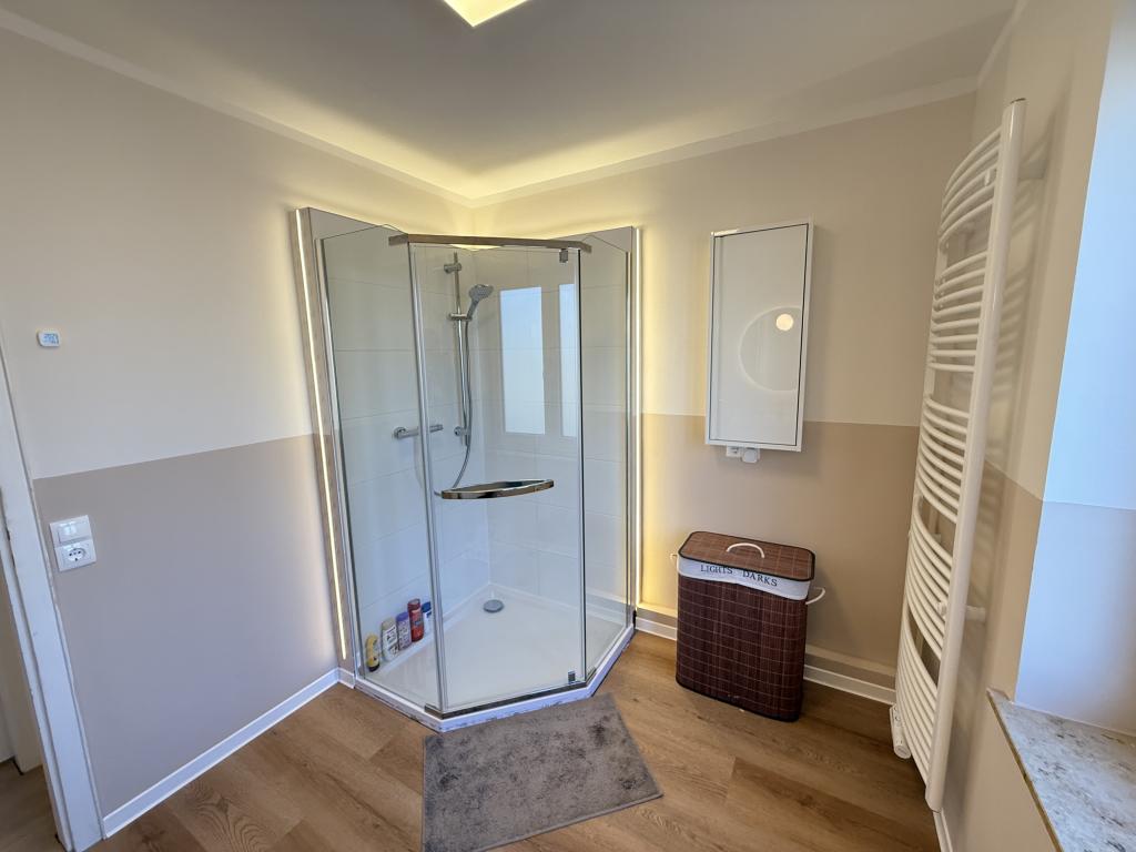 Eckdusche im neuen Badezimmer