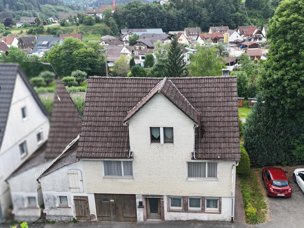 Wohnhaus mit Garage und Grundstück