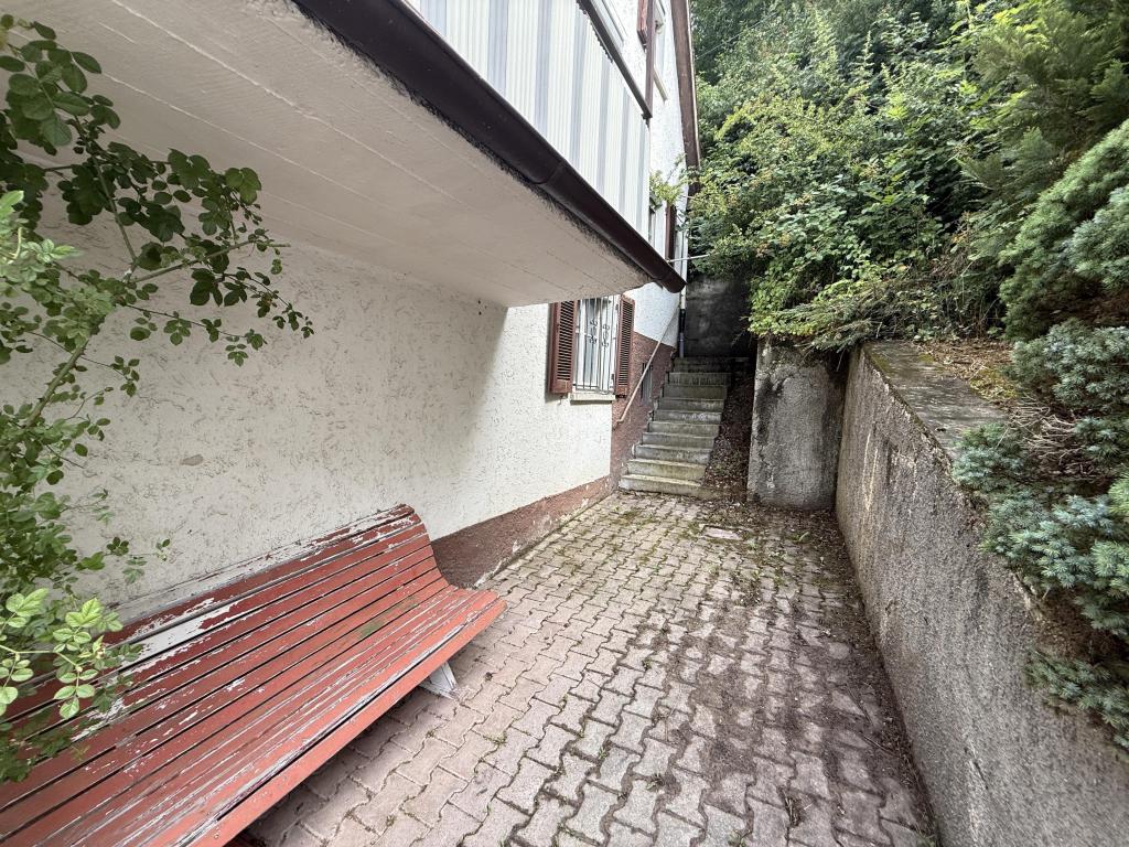 Terrasse neben Haus
