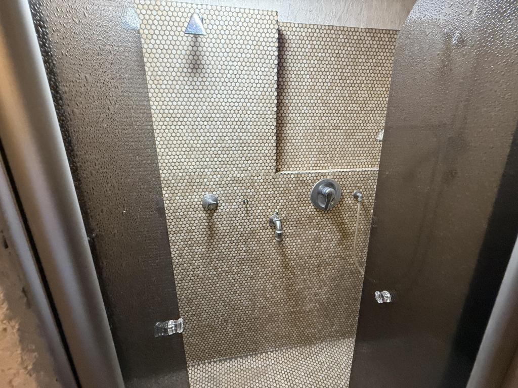 Große Dusche für Saune UG