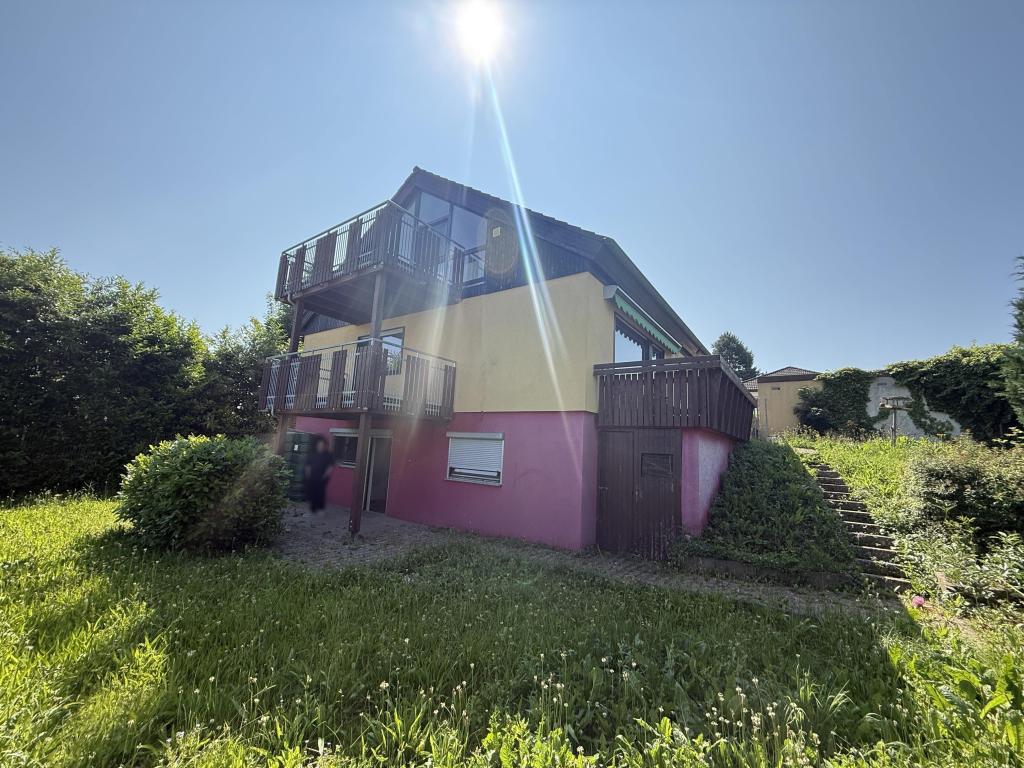 Wohnhaus mit großem Grundstück