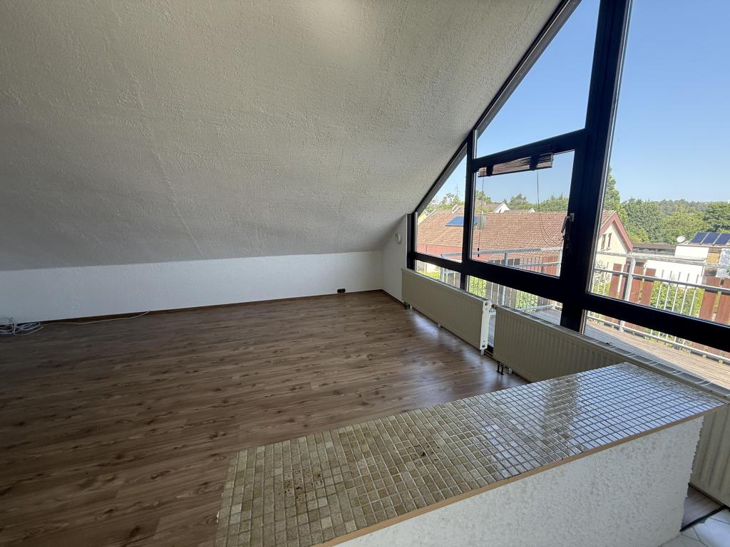 Wohnzimmer mit Balkon DG