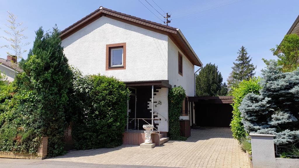 Haus Einfahrt und Garage.jpg