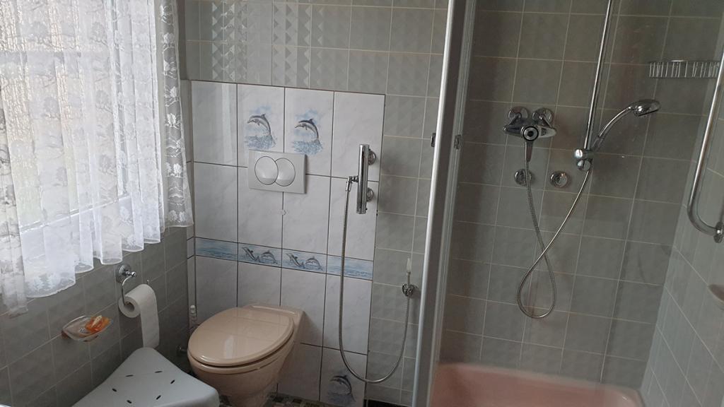 Kleines Bad Dusche WC.jpg