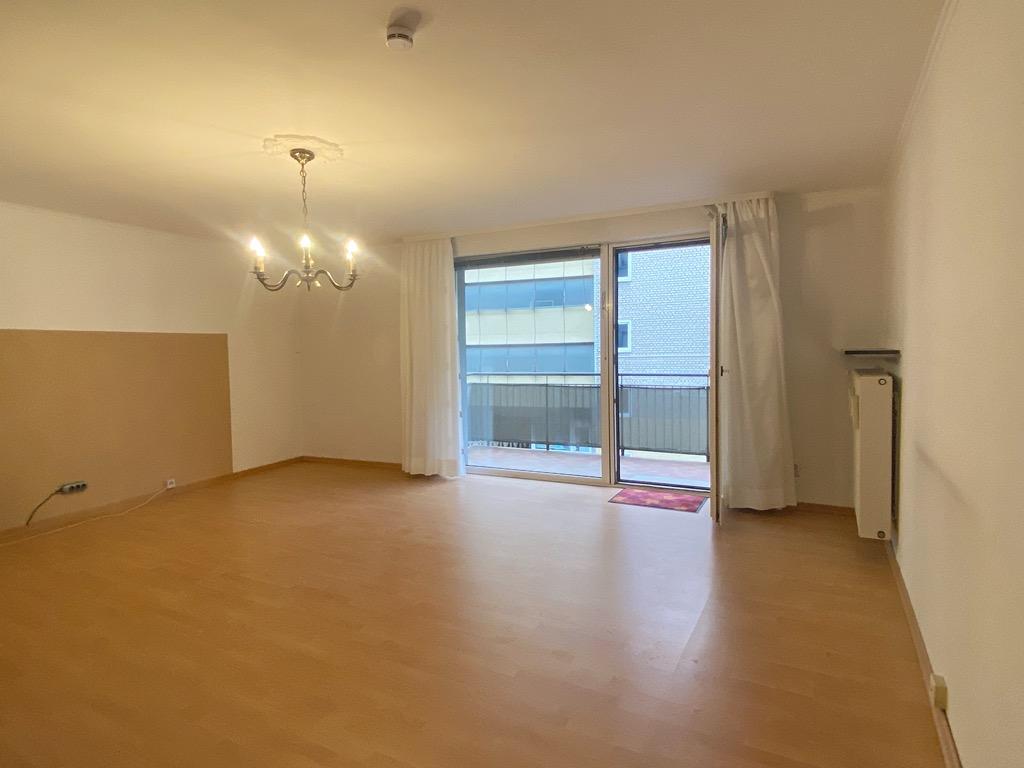 <h1 class="md:text-xl md:leading-6 mt-4 md:mt-10 lg:mb-6 mb-3 text-primary-500 font-semibold text-base leading-5"> Wohnung in Mannheim (Oststadt) </h1> - Foto 1